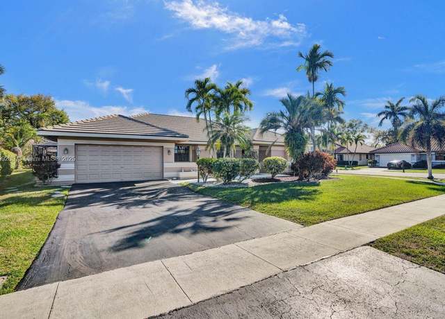 Property at 1930 W Oak Knoll Cir, Davie, FL 33324, 4 beds, 3 baths