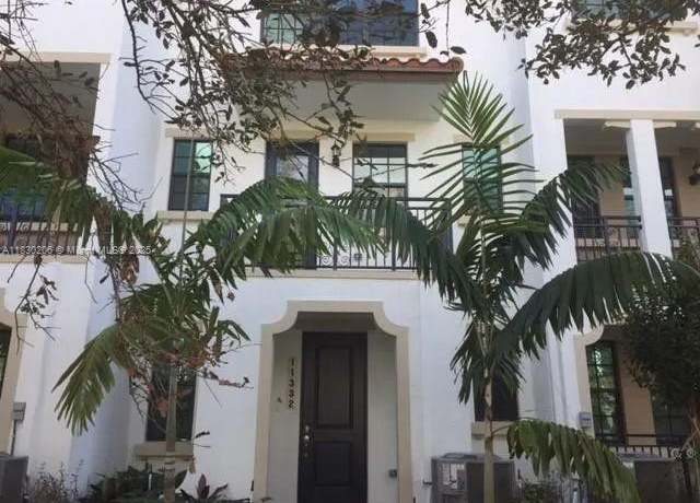 Property at 11332 SW 15th St, Pembroke Pines, FL 33025, 3 beds, 3.5 baths