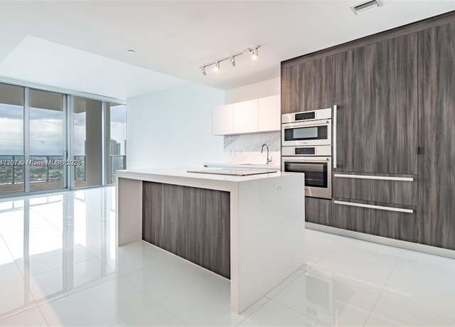Property at 851 NE 1st Ave #2100, Miami, FL 33132, 1 bed, 2 baths