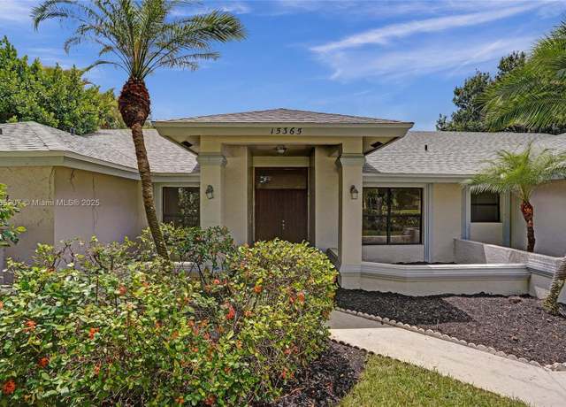 Property at 15365 Meadow Wood Dr, Wellington, FL 33414, 4 beds, 2.5 baths