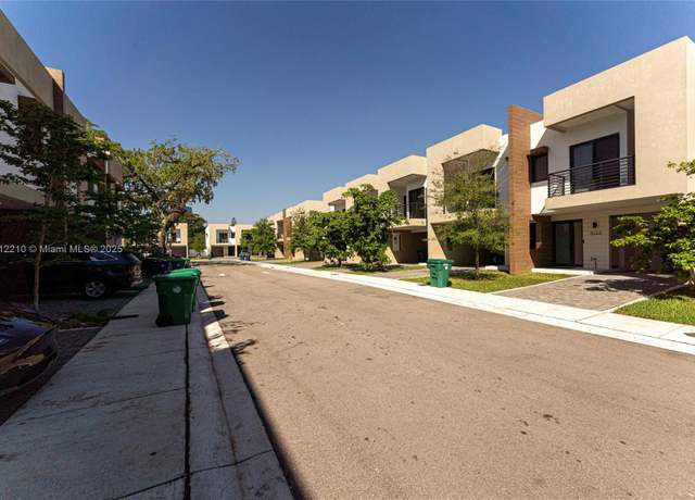 Property at 4141 N Oak Pl, Dania Beach, FL 33314, 3 beds, 2.5 baths