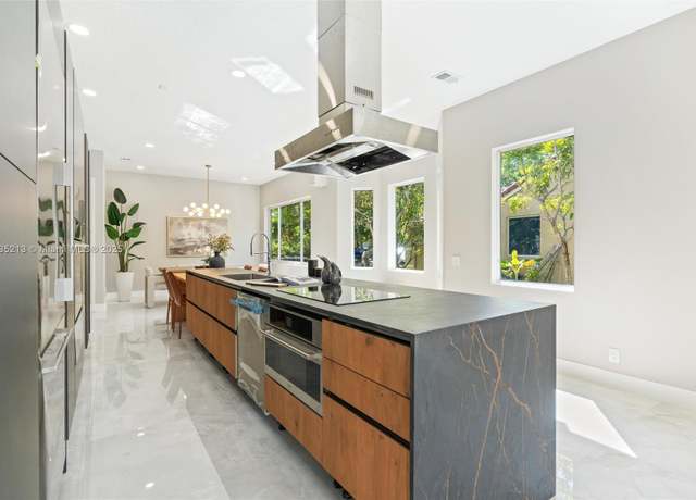 Property at 531 Stonemont Dr, Weston, FL 33326, 6 beds, 4 baths