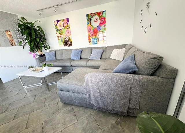 Property at 2750 NE 183rd St #2707, Aventura, FL 33160, 1 bed, 1.5 baths