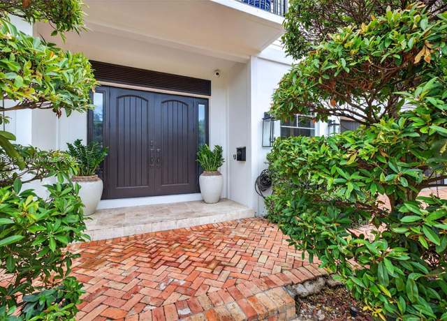 Property at 1404 SE 9th St, Fort Lauderdale, FL 33316, 5 beds, 5.5 baths