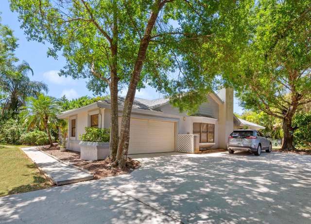 Property at 15365 Meadow Wood Dr, Wellington, FL 33414, 4 beds, 2.5 baths
