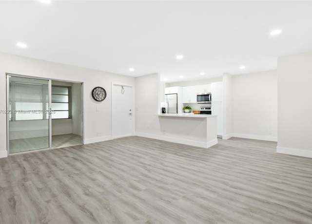 Property at 910 South Dr Unit D, Delray Beach, FL 33445, 2 beds, 2 baths