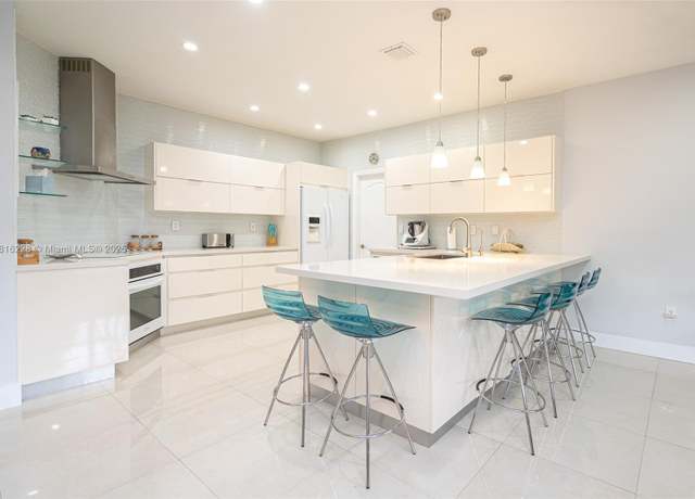 Property at 10914 NW 70th St, Doral, FL 33178, 3 beds, 2.5 baths