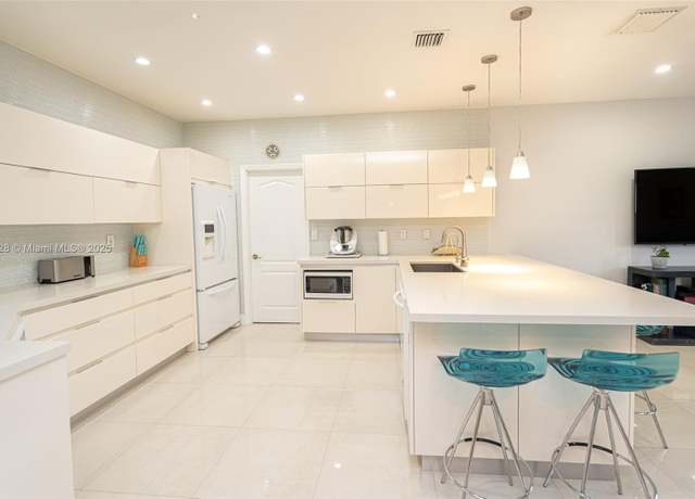 Property at 10914 NW 70th St, Doral, FL 33178, 3 beds, 2.5 baths