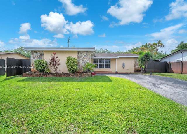 Property at 700 NW 88th Ter, Pembroke Pines, FL 33024, 3 beds, 2 baths