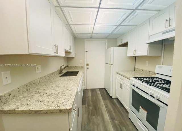 Property at 17901 NW 68th Ave Unit T206, Hialeah, FL 33015, 2 beds, 2.5 baths