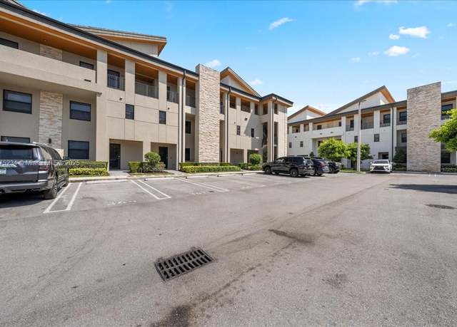 Property at 10413 NW 82nd St #9, Doral, FL 33178, 3 beds, 2.5 baths