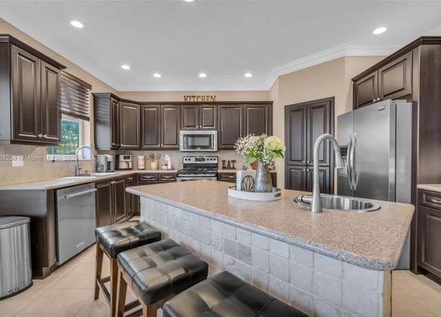 Property at 9003 Alexandra Cir, Wellington, FL 33414, 5 beds, 2.5 baths