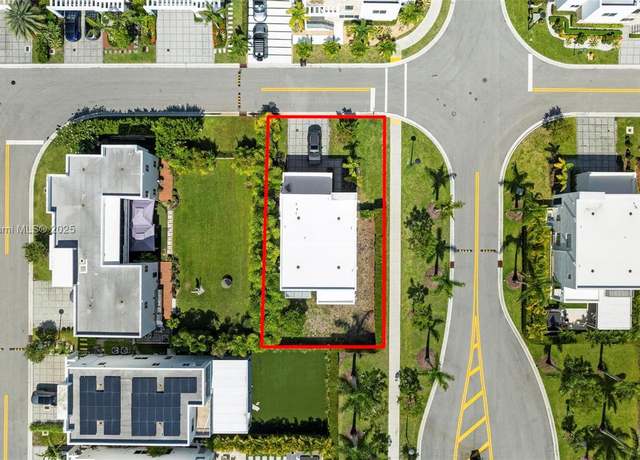 Property at 6810 NW 103rd Pl, Doral, FL 33178, 4 beds, 4.5 baths