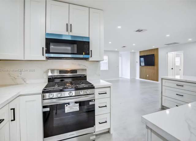 Property at 6861 NW 24th St, Sunrise, FL 33313, 5 beds, 2 baths