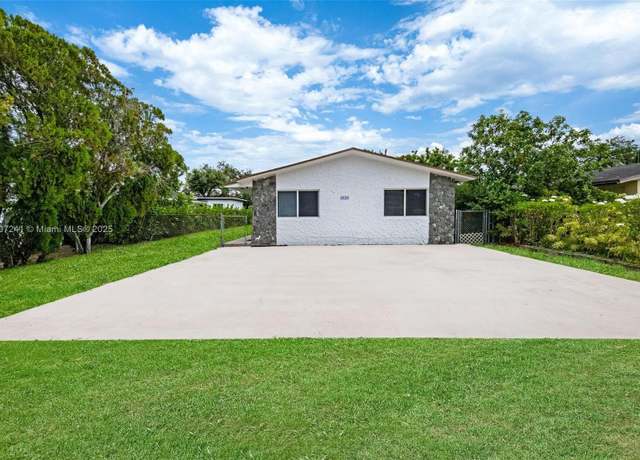 Property at 6121 SW 40th Ct, Miramar, FL 33023, 6 beds, 6 baths