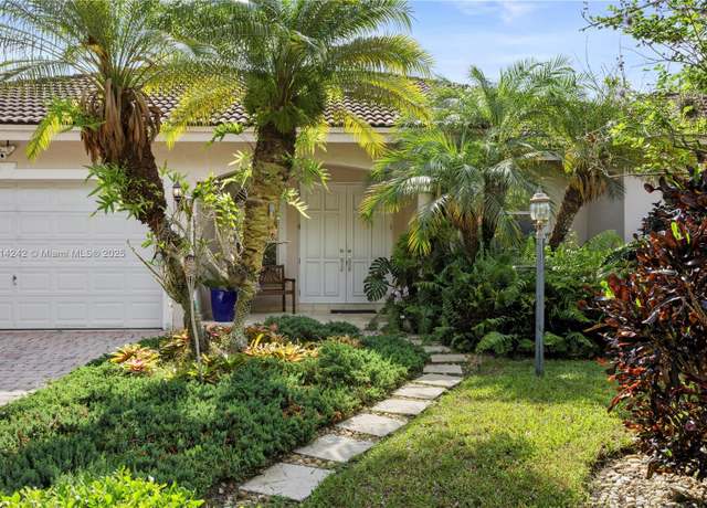 Property at 9339 SW 98th Pl, Miami, FL 33176, 4 beds, 2.5 baths