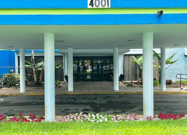 Property at 4001 Hillcrest Dr #1014, Hollywood, FL 33021, 1 bed, 1.5 baths