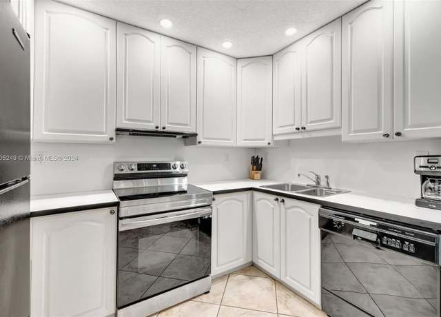 Property at 221 SE 9th Ave #211, Pompano Beach, FL 33060, 2 beds, 2 baths