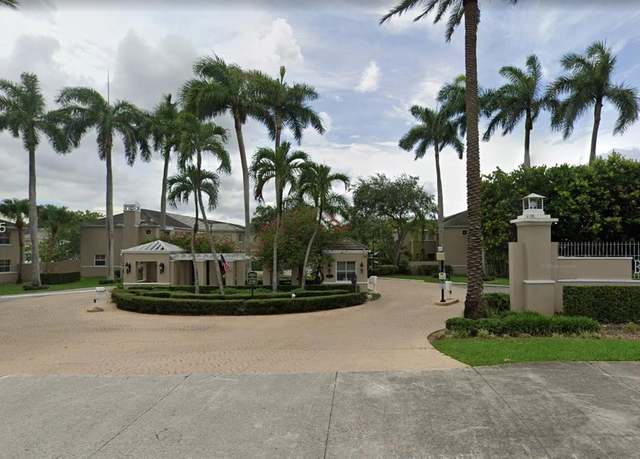 Property at 5440 SW 70th Pl N, Miami, FL 33155, 3 beds, 2.5 baths