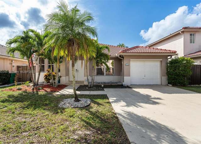 Property at 14024 N Cypress Cove Cir, Davie, FL 33325, 3 beds, 2.5 baths
