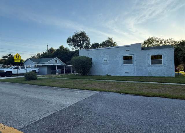Property at 500 Evergreen Dr, Lake Park, FL 33403, 4 beds, 2 baths