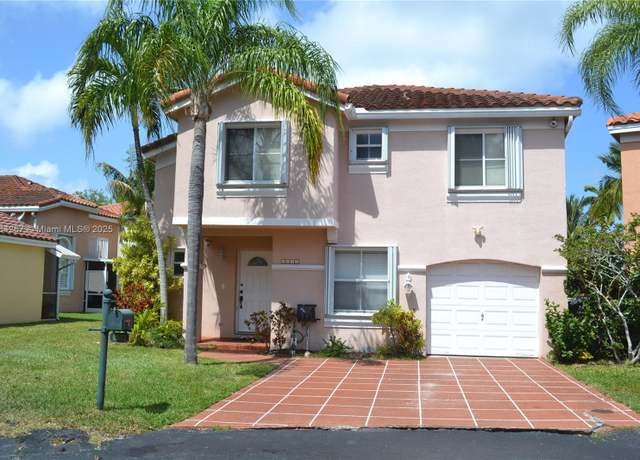 Property at 1537 E Lake Ct, Hollywood, FL 33020, 3 beds, 2.5 baths