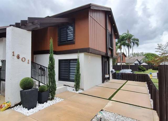 Property at 1601 E Sandpiper Cir, Pembroke Pines, FL 33026, 3 beds, 2.5 baths