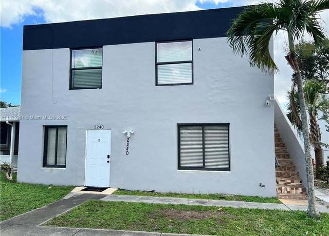 Property at 2240 Simms St, Hollywood, FL 33020, 20 beds, 10 baths