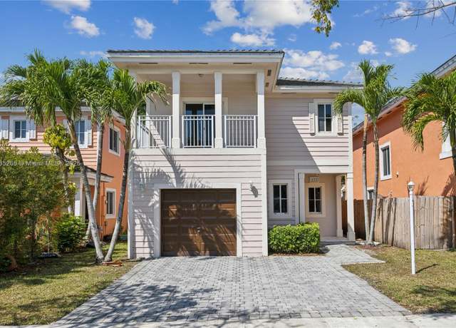 Property at 372 NE 35th Ave, Homestead, FL 33033, 3 beds, 2.5 baths