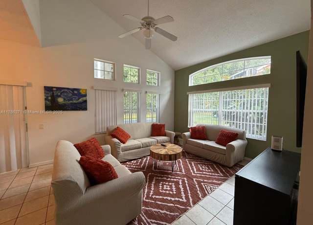 Property at 1013 Park Ridge Cir, Kissimmee, FL 34746, 4 beds, 3.5 baths