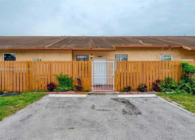 Property at 6736 NW 192nd Ln #6736, Hialeah, FL 33015, 2 beds, 2 baths