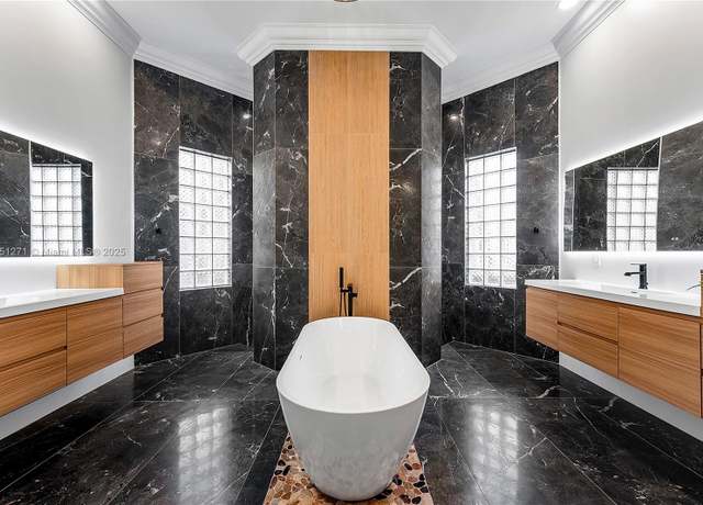 Property at 11098 Canary Island Ct, Plantation, FL 33324, 5 beds, 3.5 baths