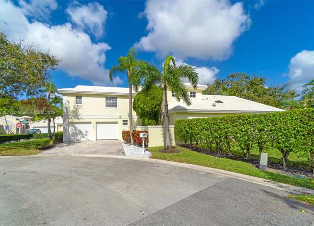 Property at 15281 Wilshire Ct, Pembroke Pines, FL 33027, 3 beds, 2.5 baths