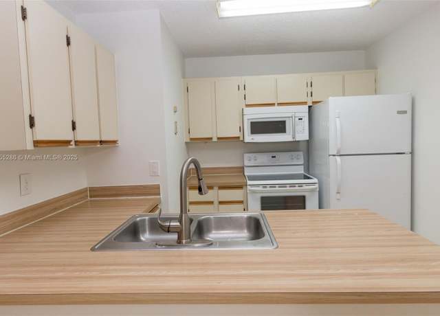 Property at 18328 NW 68th Ave Unit P, Hialeah, FL 33015, 1 bed, 1 bath