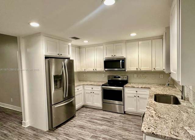 Property at 399 SW Broderick Dr, FL 32025, 3 beds, 2 baths