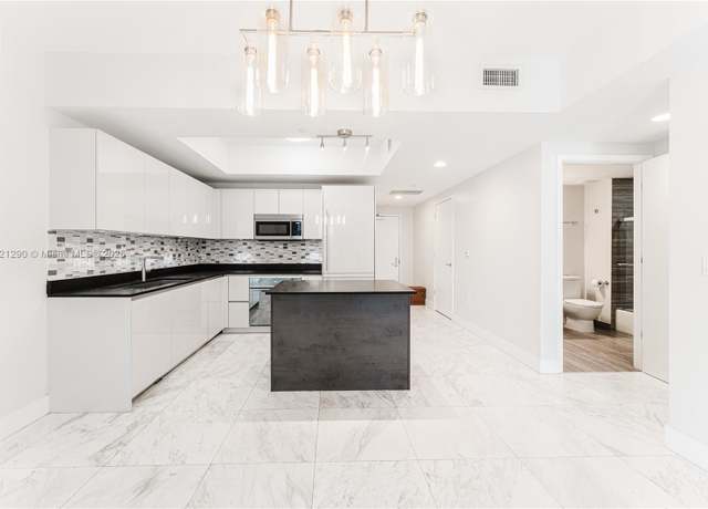 Property at 1010 Brickell Ave #1409, Miami, FL 33131, 2 beds, 2 baths