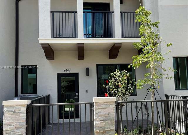 Property at 4606 NW 83rd Path, Doral, FL 33166, 3 beds, 2.5 baths