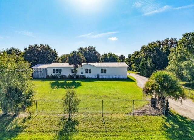 Property at 1320 Seminole Ave, FL 33935, 4 beds, 2.5 baths