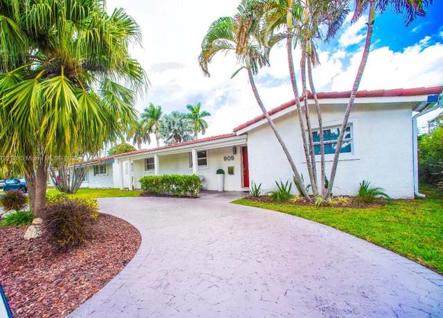 Property at 909 N 13th Ct, Hollywood, FL 33019, 4 beds, 2 baths