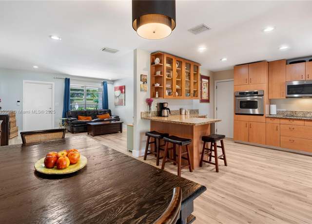 Property at 4025 Washington St, Hollywood, FL 33021, 3 beds, 2 baths