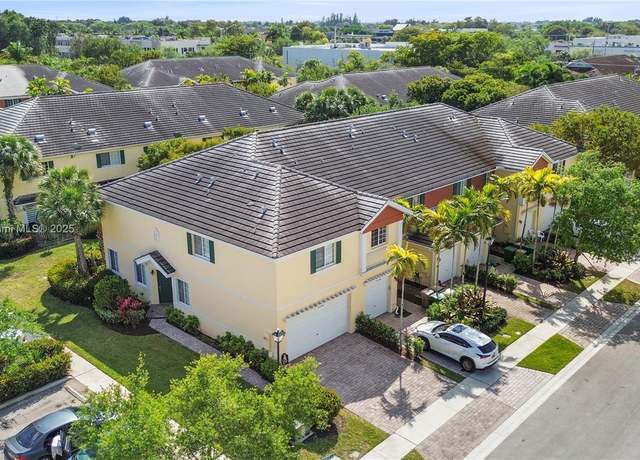 Property at 7702 Paddock Pl, Davie, FL 33328, 3 beds, 2.5 baths