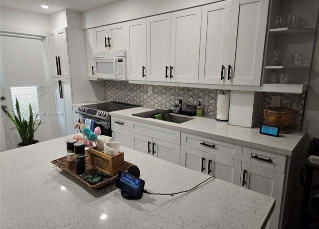 Property at 1550 NE 191st #107, Miami, FL 33179, 1 bed, 1 bath