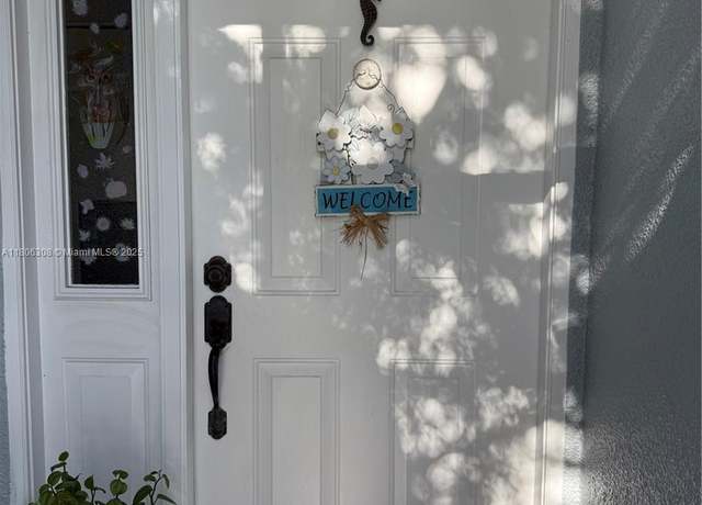 Property at 737 SE 22nd Dr, Homestead, FL 33033, 2 beds, 2 baths