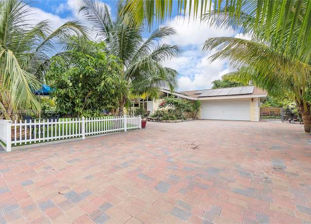 Property at 371 Bishop Dr, Delray Beach, FL 33445, 4 beds, 2 baths