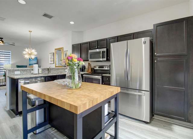 Property at 17181 SW 94th St, Miami, FL 33196, 3 beds, 2.5 baths