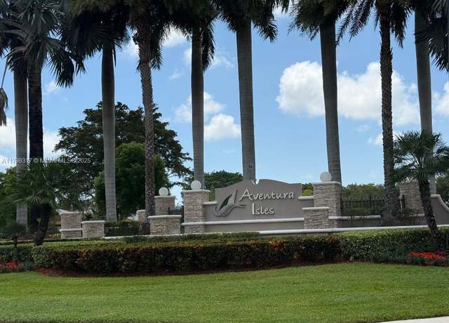 Property at 424 NE 194th Ter, Miami, FL 33179, 3 beds, 2.5 baths