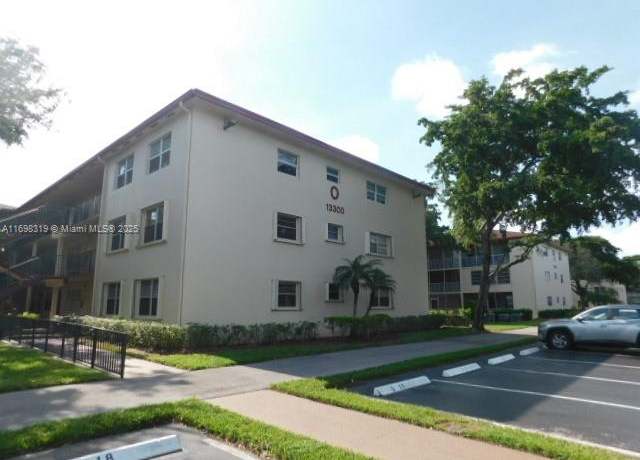 Property at 13300 SW 1st St Unit 112O, Pembroke Pines, FL 33027, 1 bed, 1.5 baths