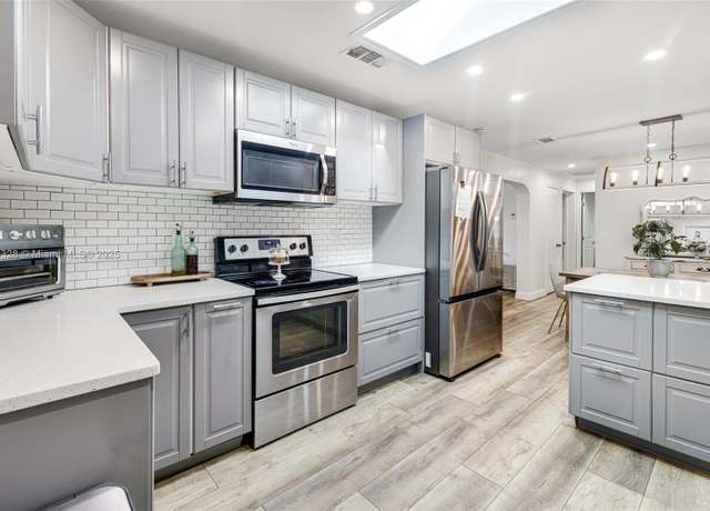 Property at 13301 Green Mdw, Fort Myers, FL 33913, 4 beds, 2 baths