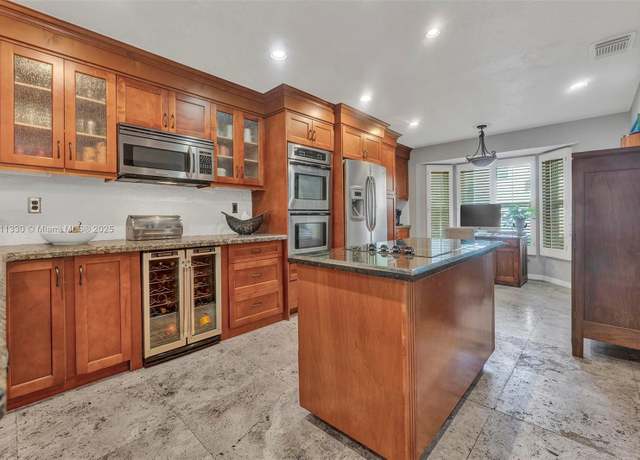 Property at 1140 Linden St, Hollywood, FL 33019, 3 beds, 2.5 baths