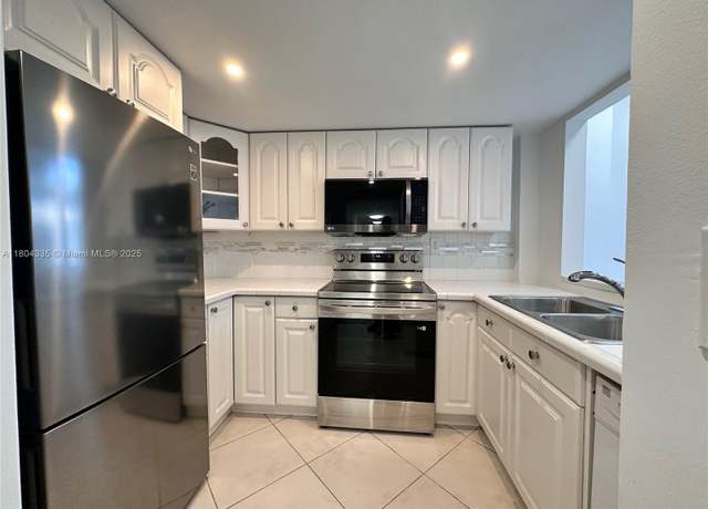 Property at 540 Brickell Key Dr #302, Miami, FL 33131, 1 bed, 1.5 baths